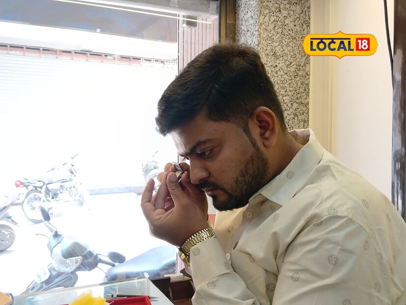 हिरे व नवरत्न परीक्षण करून घेऊन जातात. हिरे,नवरत्न यांच्या आकारावर परीक्षणचे दर ठरवले जातात. तर हिरे नवरत्न परीक्षण करून अभिषेक सतीश रंपुरे हा महिन्याला 1 लाख रुपयांची उलाढाल या व्यवसायातून करत आहे.
