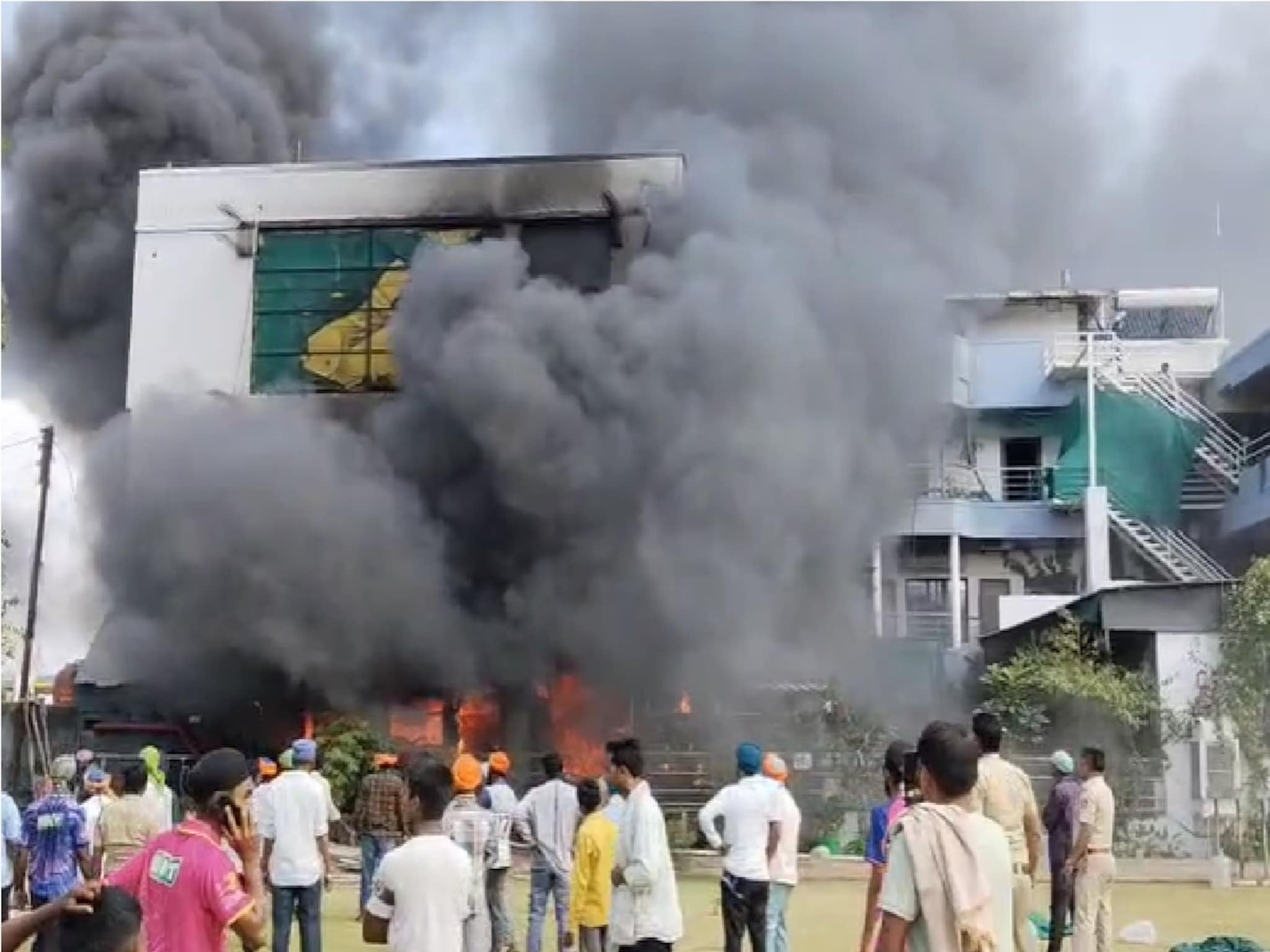 मोठी बातमी: तळेगावमधील क्रिकेट अकादमीच्या इमारतीला भीषण आग