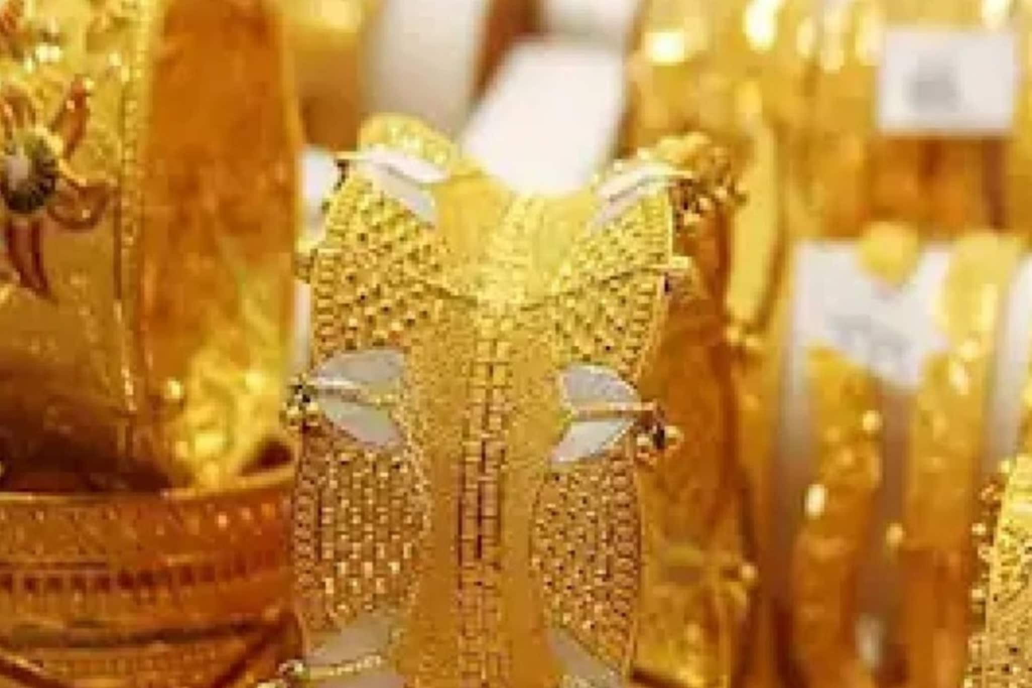 सोनं-चांदी लाखाच्या घरात, ज्वेलर्सकडून ग्राहकांना बंपर डिस्काउंट, काय आहे ऑफर?