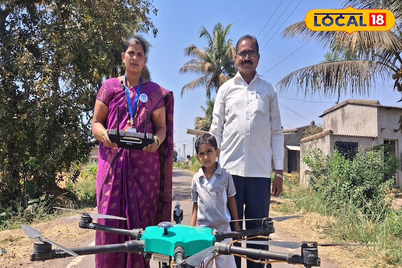 सध्याच्या काळात सर्वच क्षेत्रात महिला आपल्या कामगिरीने यशाची झेप घेत आहेत. त्यात शेती क्षेत्र देखील मागे राहिलेले नाही. अनेक महिला आधुनिक तंत्रज्ञान अवगत करत कृषी क्षेत्रात नव्याने भरारी घेत आहेत. सांगलीतील मनीषा पाटील या यापैकीच एक आहेत. 19 वर्ष गृहिणी म्हणून घर सांभाळणाऱ्या दहावी शिक्षित मनीषा या आता ड्रोन पायलट बनल्या आहेत. कठीण परिस्थितीला संयमाने तोंड देत संधीचं सोनं करणाऱ्या ड्रोन पायलट मनीषा पाटील यांची प्रेरणादायी कहाणी आज लोकल18 च्या माध्यमातून जाणून घेऊ. सध्याच्या काळात सर्वच क्षेत्रात महिला आपल्या कामगिरीने यशाची झेप घेत आहेत. त्यात शेती क्षेत्र देखील मागे राहिलेले नाही. अनेक महिला आधुनिक तंत्रज्ञान अवगत करत कृषी क्षेत्रात नव्याने भरारी घेत आहेत. सांगलीतील मनीषा पाटील या यापैकीच एक आहेत. 19 वर्ष गृहिणी म्हणून घर सांभाळणाऱ्या दहावी शिक्षित मनीषा या आता ड्रोन पायलट बनल्या आहेत. कठीण परिस्थितीला संयमाने तोंड देत संधीचं सोनं करणाऱ्या ड्रोन पायलट मनीषा पाटील यांची प्रेरणादायी कहाणी आज लोकल18 च्या माध्यमातून जाणून घेऊ.