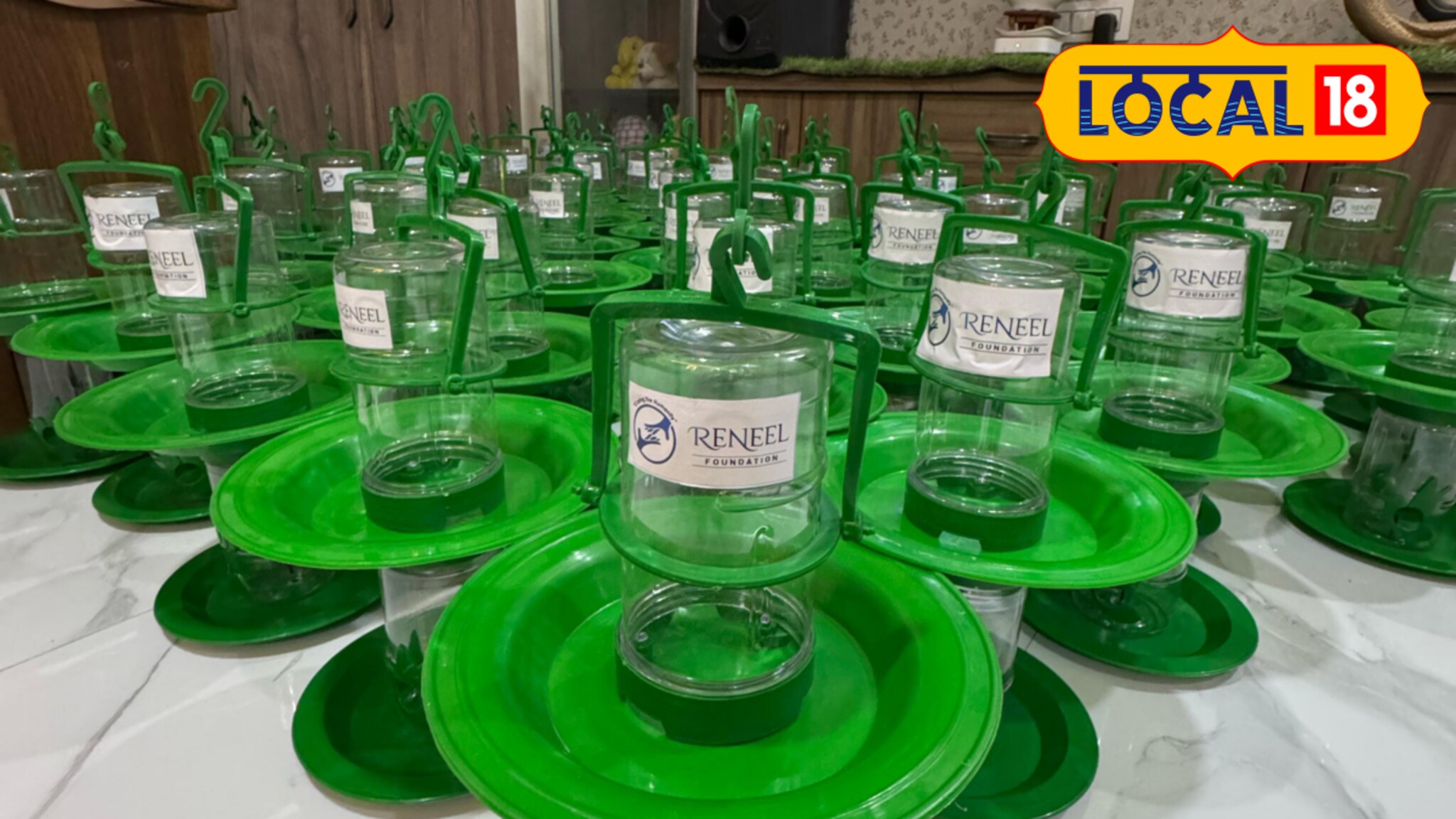 उन्हात पक्ष्यांची अन्न पाण्यासाठी भटकंती, तरुणाने सुरू केला मोफत अनोखा उपक्रम