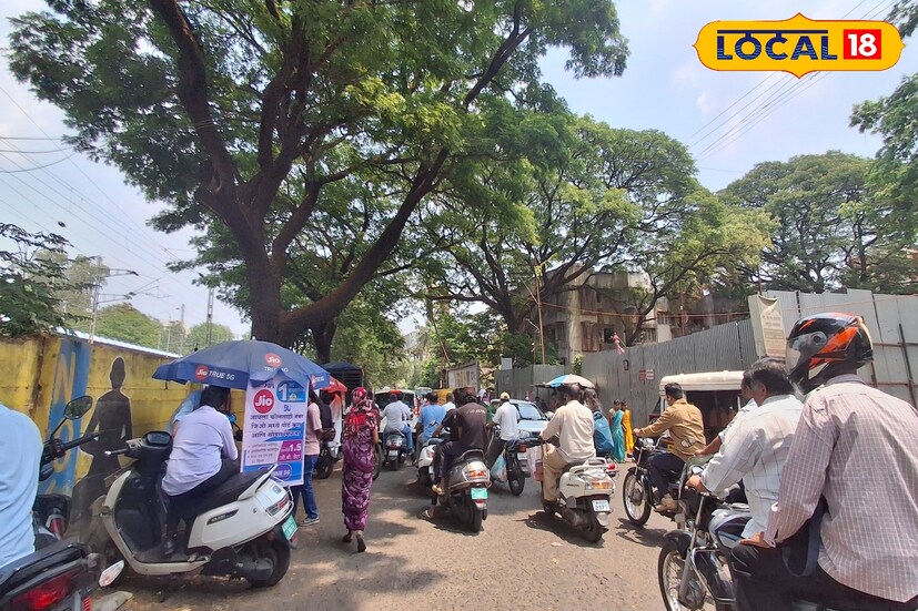 सोलापूर जिल्ह्यात पारा सतत वाढतच असून कमाल तापमान 44 अंश सेल्सिअस तर किमान तापमान 27 अंश सेल्सिअस इतके राहील. वाढत्या उष्णतेने फळबागांवर परिणाम होत असून शेतकऱ्यांना पिकांची दक्षता घेण्याचे आवाहन हवामान विभागाने केले आहे.