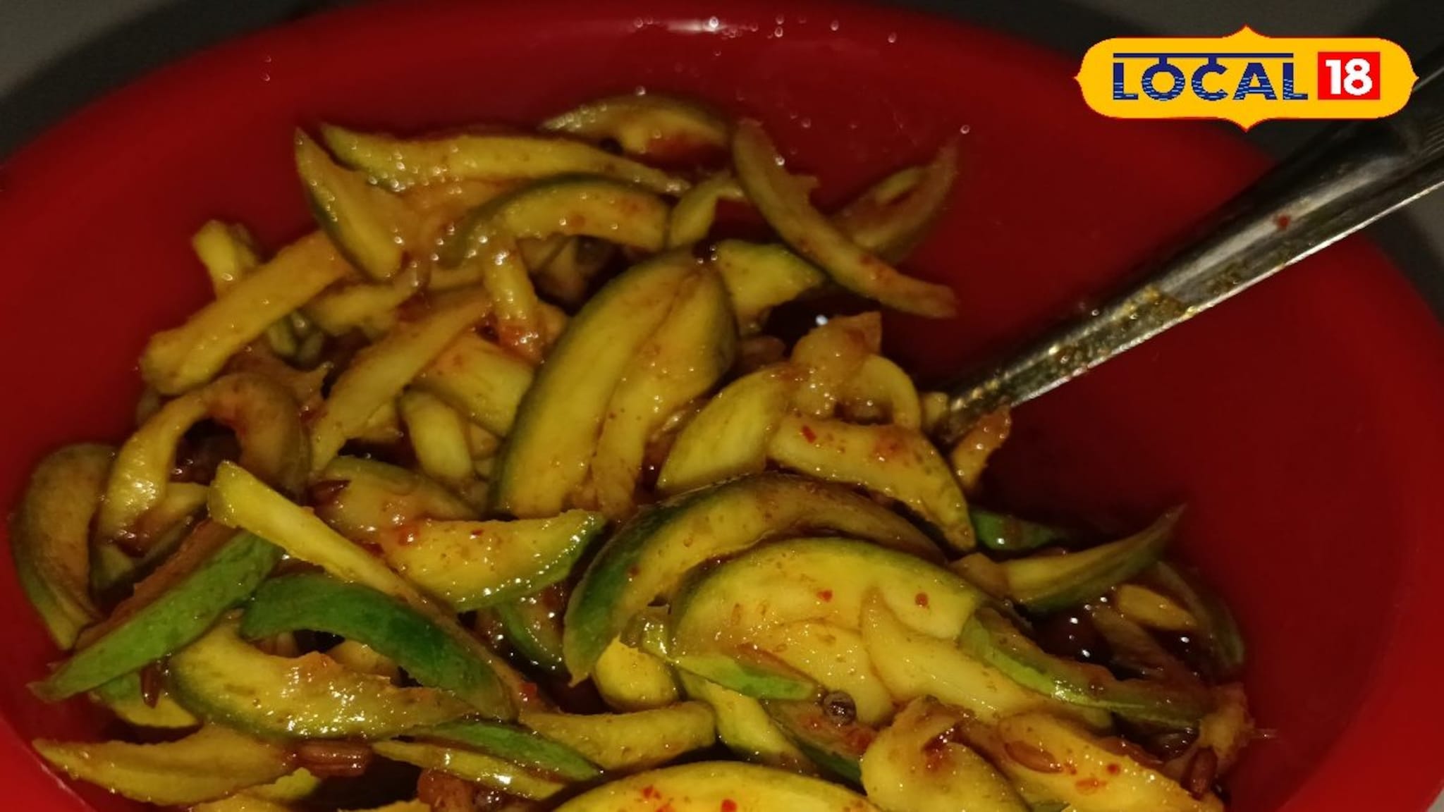 Kairiche Lonche : जेवणासोबत काही तरी चटपटीत हवाय? घरगुती साहित्यापासून घरीच तयार करा कैरीच लोणच, रेसिपीचा Video