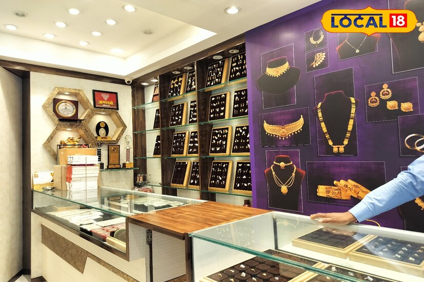 मागील काही दिवसांपासून सोन्याच्या दरात सातत्याने वाढ होत आहे. जागतिक बाजारपेठेत सुरू असलेले युद्ध, आर्थिक अनिश्चितता आणि अमेरिकेचे राष्ट्राध्यक्ष डोनाल्ड ट्रम्प यांनी परदेशी व्यापाराबाबत घेतलेल्या नव्या धोरणांमुळे सोन्याच्या दरामध्ये मोठी उसळी पाहायला मिळत आहे. सणासुदीचा हंगाम सुरु झाल्यापासून सोन्याच्या दराने सातत्याने उच्चांक गाठला आहे.