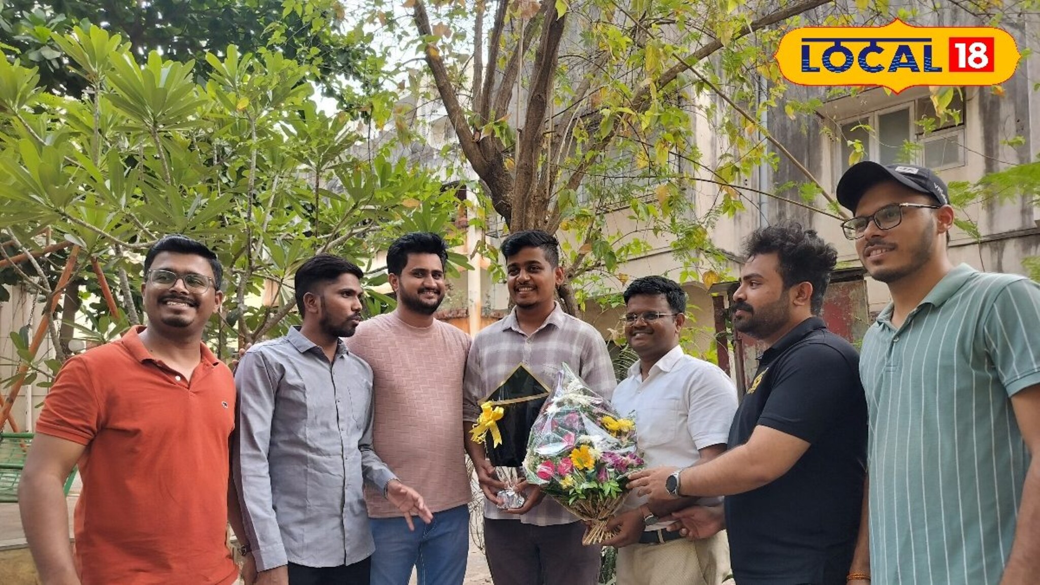 Upsc Result : दोन वर्ष नोकरी मग दिला राजीनामा, साताऱ्याच्या संकेतनं अखेर UPSC परीक्षेत मिळवलं यश, Video