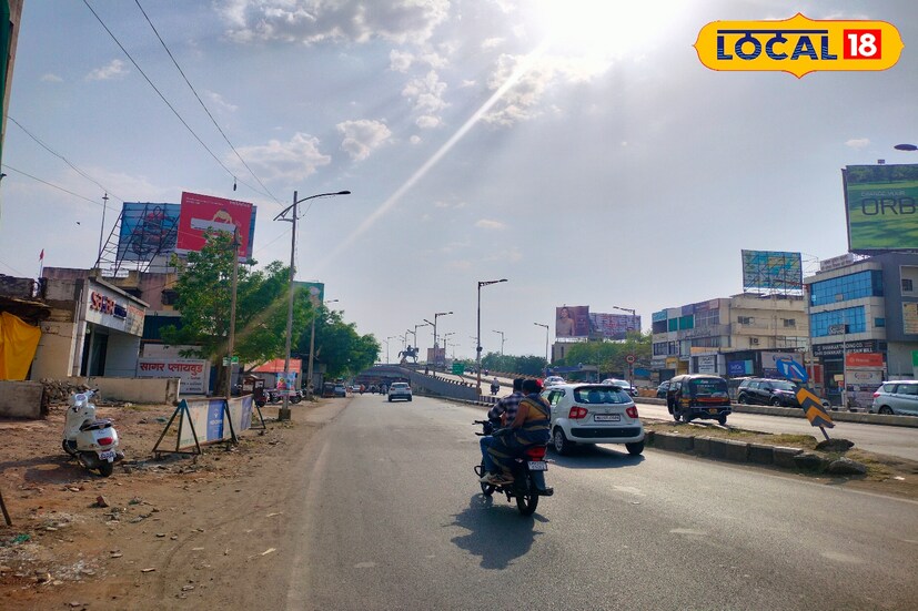 राज्यात उष्णतेचा तडाखा जाणवत असून मराठवाड्यात देखील पारा चांगलाच चढला आहे. सर्वच जिल्ह्यांत 40 अंशांच्या वर तापमान नोंदवलं गेलंय. वाढत्या तापमानामुळे नागरिक हैराण आहेत. अशातच आज मराठवाड्यात हवापालट होण्याची शक्यता आहे. काही ठिकाणी आज ढगाळ वातावरणासह पावसाची शक्यता वर्तवण्यात आलीये. राज्यात उष्णतेचा तडाखा जाणवत असून मराठवाड्यात देखील पारा चांगलाच चढला आहे. सर्वच जिल्ह्यांत 40 अंशांच्या वर तापमान नोंदवलं गेलंय. वाढत्या तापमानामुळे नागरिक हैराण आहेत. अशातच आज मराठवाड्यात हवापालट होण्याची शक्यता आहे. काही ठिकाणी आज ढगाळ वातावरणासह पावसाची शक्यता वर्तवण्यात आलीये.