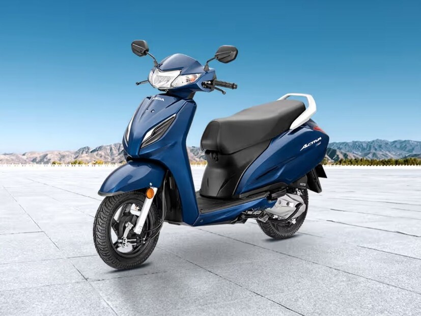 Honda Activa 6G - भारतात सध्या होंडा कंपनीचा स्कुटर सेगमेंटमध्ये मोठा दबदबा आहे. होंडाची Honda Activa 6G ही सर्वात जास्त विक्री होणार स्कुटर आहे. या  स्कूटरची किंमत 92,181 रुपये ते 98,731 रुपये एक्स शोरूम प्राइज इतकी आहे.या स्कूटरमध्ये 109.51सीसी इंजन दिलं आहे, जे 59.5 किलोमीटर प्रति लीटर इतकं मायलेज देईल. या  स्कूटरचा  टॉप स्पीड 85 kmph आहे. या स्कूटरची बिल्ट क्वालिटी आणि कमी मेंटेनेंस इतर स्कुटरपेक्षा बेस्ट आहे. 