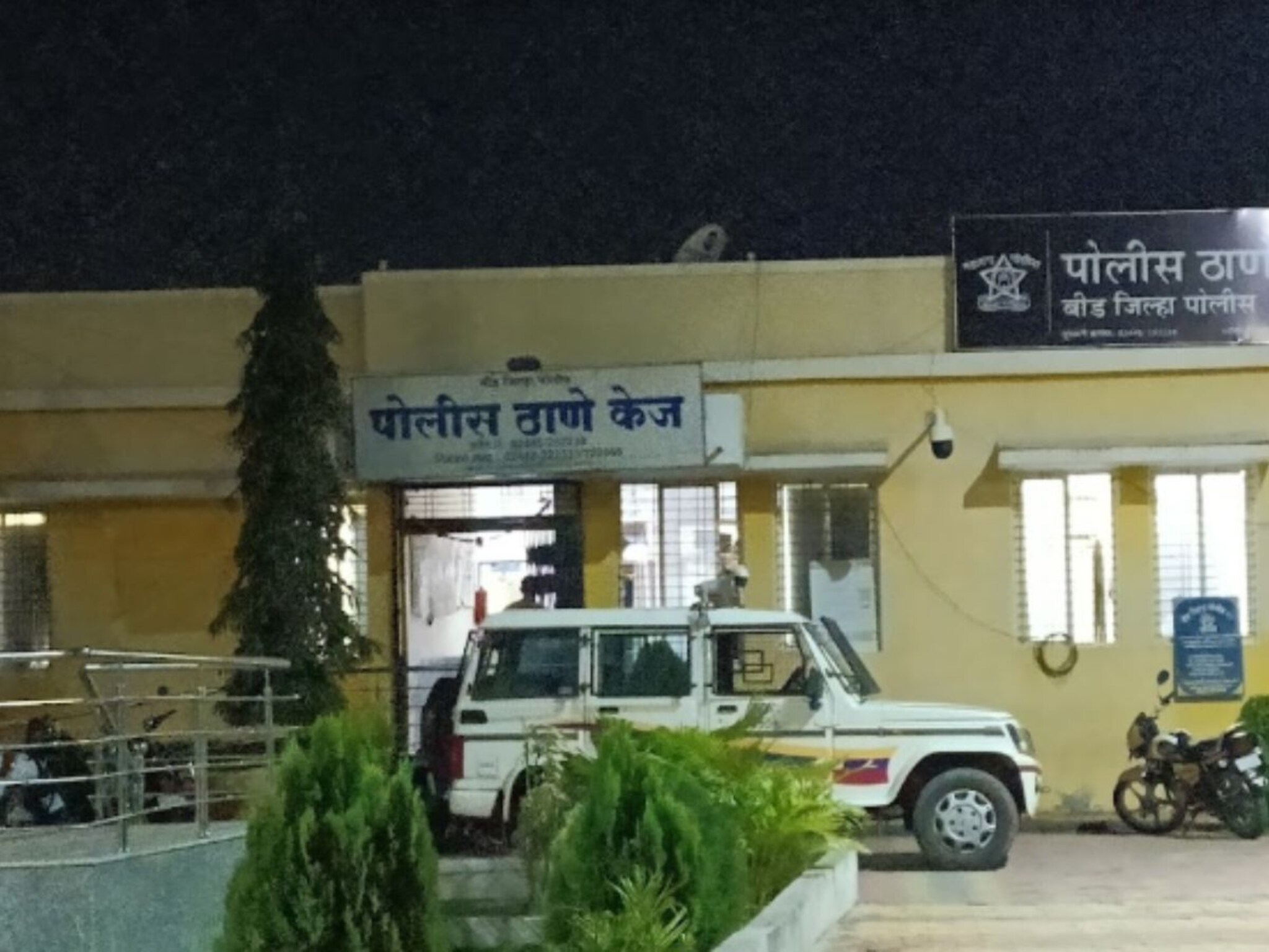 तुमची मुलगी मला द्या...केजच्या शिक्षकाला गाव गुंडाकडून मारहाण