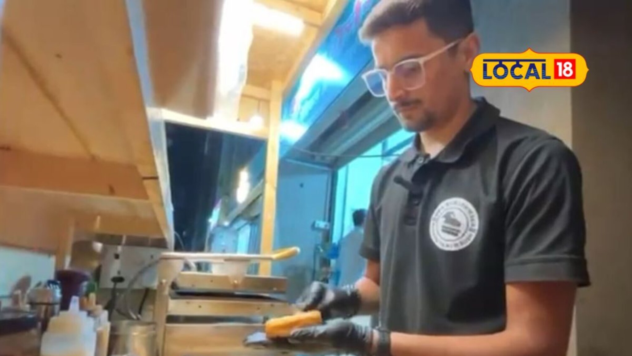 तुम्हीही म्हणाल शहाणा का खुळा, MBA करून विकतोय बर्गर? पण आधी कमाईचा आकडा बघा!