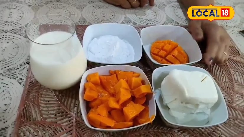 मँगो मस्तानी कृती : सर्वप्रथम आपण जो आंबा घेतलेला आहे त्याच्या बारीक बारीक फोडी करून त्या मिक्सरच्या भांड्यामध्ये टाकायच्या आहेत. त्यामध्ये दूध टाकायचं आहे. यांची घट्टसर अशी प्युरी करून घ्यायची आहे. तुमच्या चवीनुसार यामध्ये तुम्ही साखर देखील टाकू शकता. यांचं सगळं एकत्र मिश्रण करून घ्यायचं.