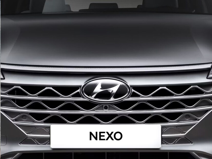  Hyundai Nexo FCEV च्या पुढच्या भागात 'HTWO' LED हेडलॅम्प आहे, जो चार वेगवेगळ्या ठिपक्यांच्या  दिसतो. सरळ रेषांसह एकत्रित केल्याने, हे वाहनाला एक सरळ स्वरूप देते.