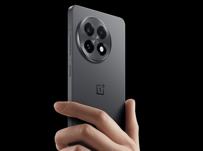 यात लेटेस्ट LTPO 4.1 टेक्नॉलॉजीचा वापर केला आहे, ज्यामुळे स्क्रीन स्मूथ वाटते. फोनचा डिस्प्ले सपाट आहे आणि त्याच्या दोन्ही बाजूंना कॉर्निंग गोरिल्ला ग्लास 7i प्रोटेक्शन आहे.