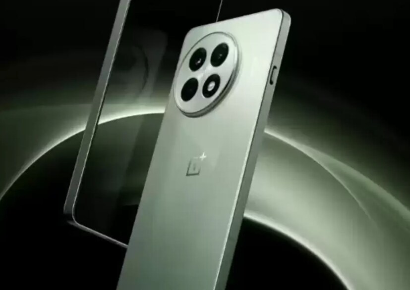 Onplus 13R चे स्पेसिफिकेशन : फीचर्सबद्दल बोलायचे झाले तर, OnePlus 13R हा एक नवीन शक्तिशाली फ्लॅगशिप स्मार्टफोन आहे, जो अशा यूझर्ससाठी लाँच करण्यात आला आहे ज्यांना उच्च कार्यक्षमता आणि उत्तम फीचर्स हवी आहेत. परंतु जास्त पैसे खर्च करायचे नाहीत. या फोनमध्ये मोठा 6.78-इंचाचा ProXDR AMOLED डिस्प्ले आहे, जो 120Hz रिफ्रेश रेट आणि 4,500 nits च्या पीक ब्राइटनेस सपोर्टसह येतो.