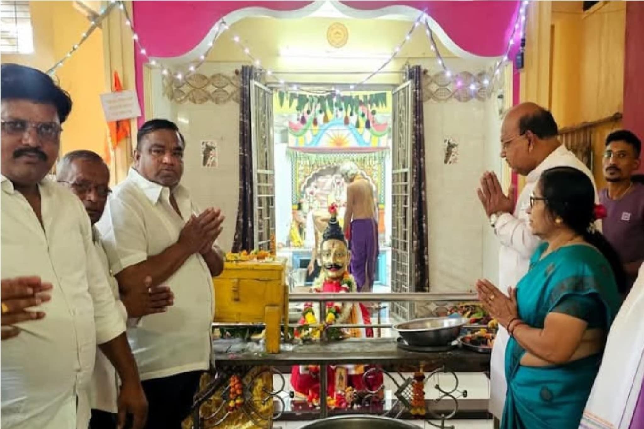 सोवळं नाही, रामाची पूजा करण्यास भाजपच्या बड्या नेत्याला पुजाऱ्याची मनाई