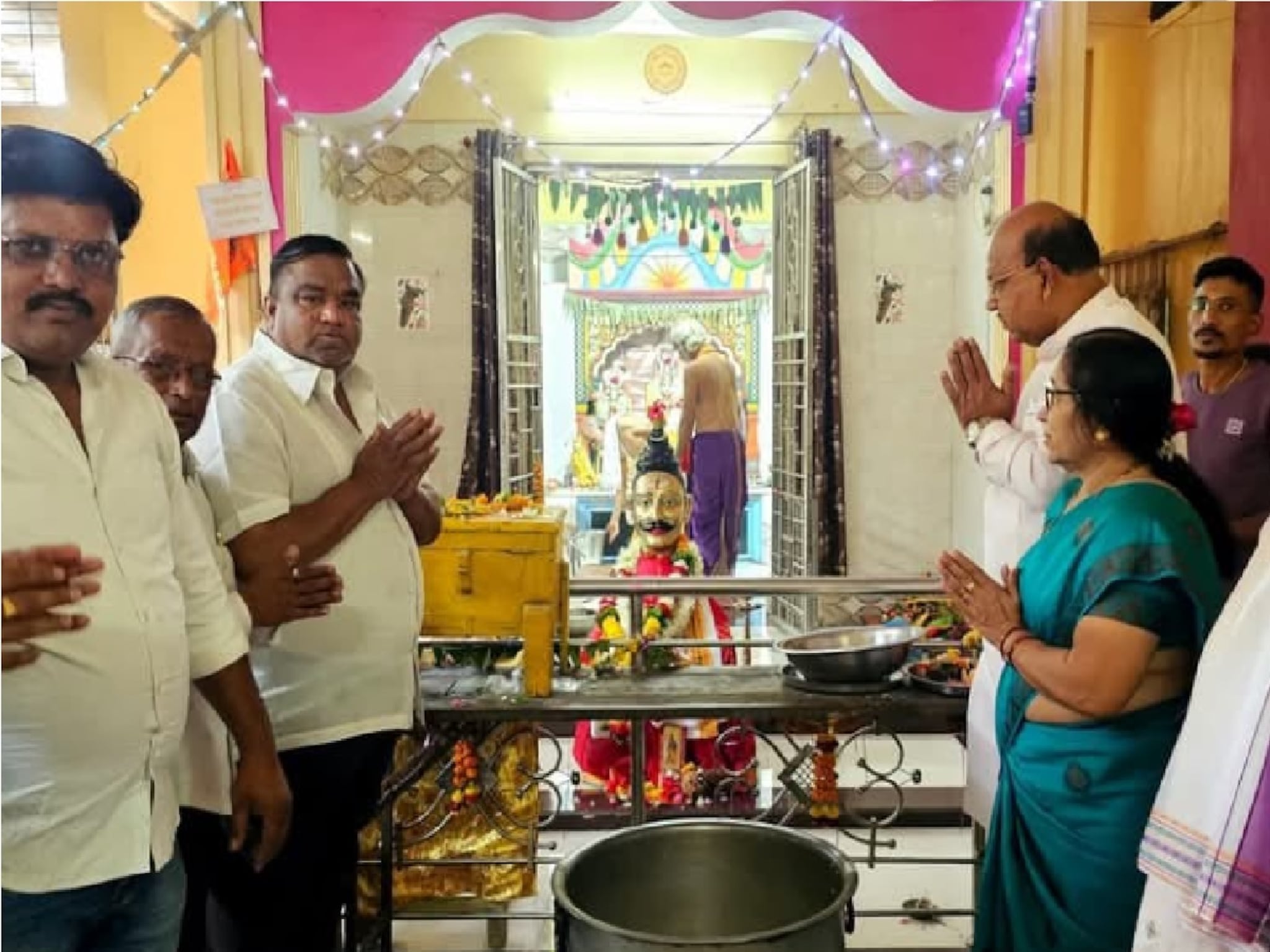 सोवळं नाही, रामाची पूजा करण्यास भाजपच्या बड्या नेत्याला पुजाऱ्याची मनाई