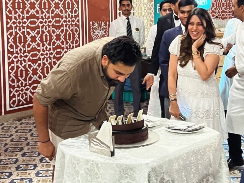 टीम इंडियाचा कॅप्टन रोहित शर्मा आज 30 एप्रिल रोजी त्याचा 38 वा वाढदिवस साजरा करत आहे. त्याने जयपूरमध्ये पत्नीसोबत वाढदिवसाचा केक कापला, ज्याचा व्हिडिओ समोर आला आहे. टीम इंडियाचा कॅप्टन रोहित शर्मा आज 30 एप्रिल रोजी त्याचा 38 वा वाढदिवस साजरा करत आहे. त्याने जयपूरमध्ये पत्नीसोबत वाढदिवसाचा केक कापला, ज्याचा व्हिडिओ समोर आला आहे.