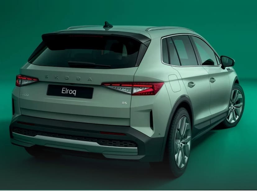 Skoda Enyaq vRS ची एकूण डिझाइन मोठ्या प्रमाणात सारखीच आहे, फक्त काही बारीकसारीक अपडेट्ससह. विशेषतः, आता त्यात बॉडी-कलर्ड अॅक्सेंटसह एक नवीन फ्रंट बंपर आणि हनीकॉम्ब-पॅटर्न असलेला एअर डॅम आहे. इतर वैशिष्ट्यपूर्ण घटकांमध्ये पुढील फेंडर्सवर vRS बॅजिंग, काळे झालेले स्कोडा लेटरिंग, काळ्या छताचे रेल आणि प्रकाशित स्लॅट पॅटर्नसह ग्रिल कव्हर यांचा समावेश आहे.