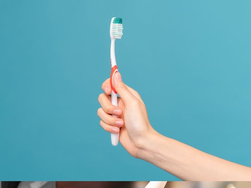 अलीकडेच एका एअर होस्टेसने सोशल मीडियावर एक धक्कादायक खुलासा केला आहे, ज्यामध्ये तिने हॉटेलमधील काही डर्टी सीक्रेट्स उघड केली आहेत. ज्यात तिने टूथब्रशशी संबंधित काही रहस्य सांगितली आहेत.