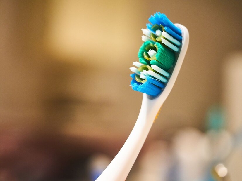 पण तुम्हाला कुणी तुमचा टूथब्रश तिजोरीत ठेवायला सांगितला तर... साहजिकच आश्चर्य वाटले. टूथब्रशमध्ये असं काय आहे की हॉटेल रूममध्ये गेल्यावर तो तिजोरीत जपून ठेवायचा, असा प्रश्न तुम्हाला पडला असेल.