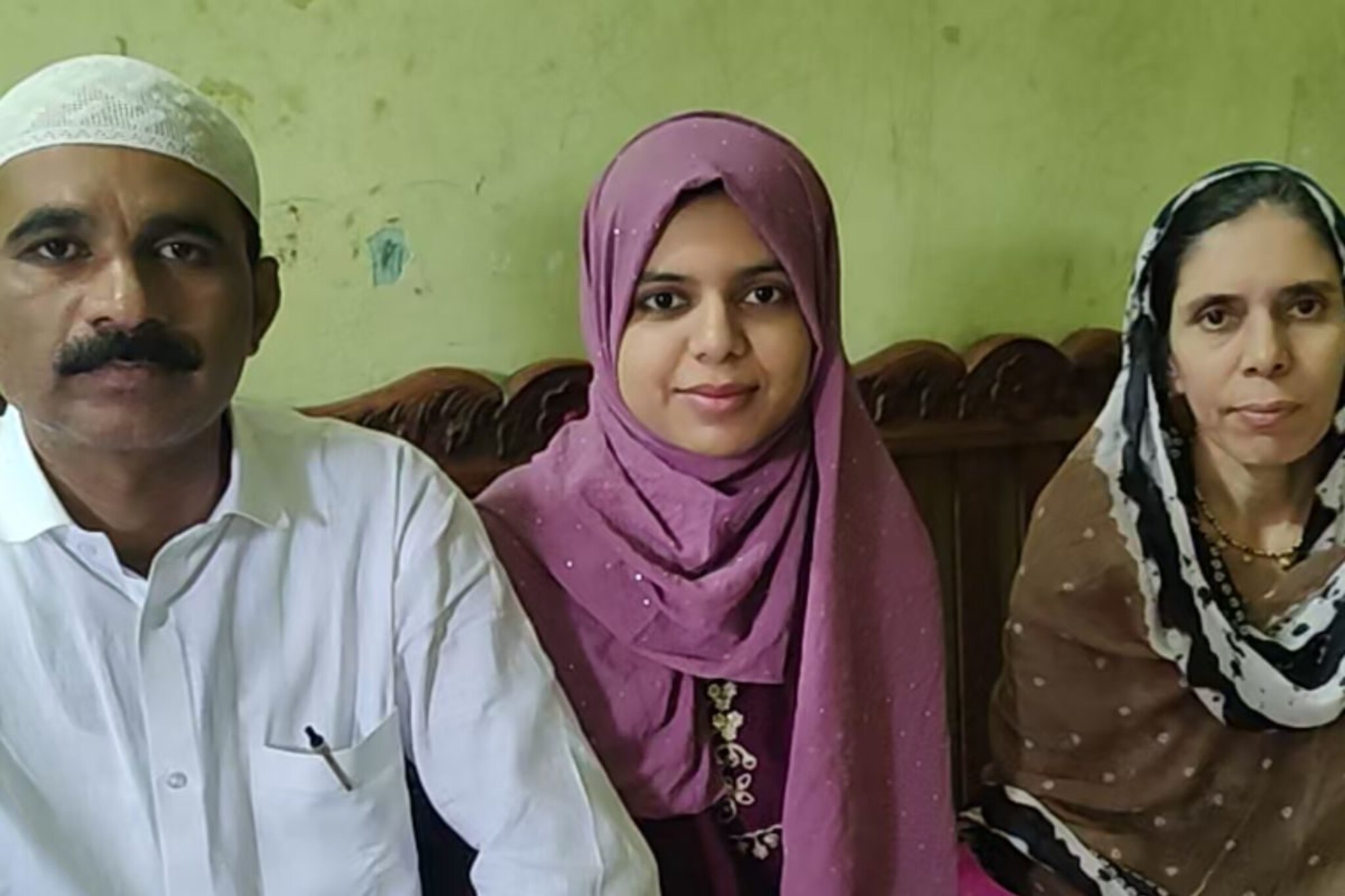 चारवेळा फेल, पाचव्यांदा दिली स्पर्धा परीक्षा, रिक्षाचालकाची लेक झाली IAS