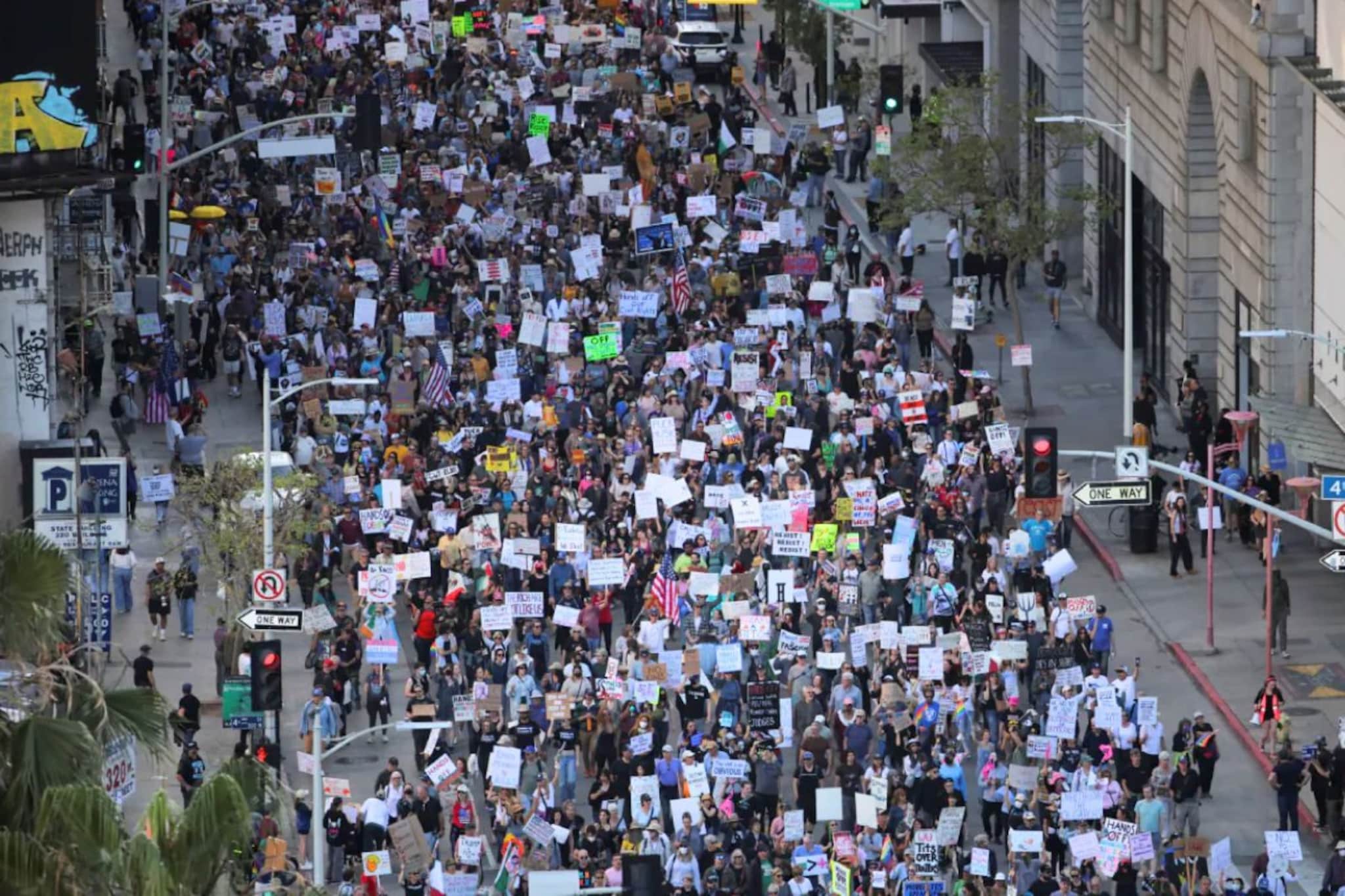 ट्रम्प यांच्याविरोधात आंदोलनाचा भडका, लाखो नागरीक रस्त्यावर, कारण काय?