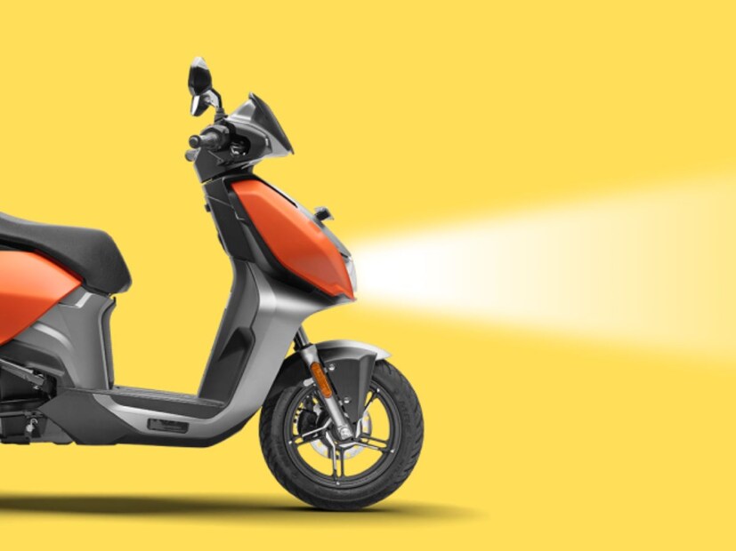  Vida V2 Lite मध्ये 2.2 kWh ची बॅटरी पॅक दिला आहे. जो एकदा चार्ज केल्यावर 94 किलोमीटर इतकी रेंज देतो.
