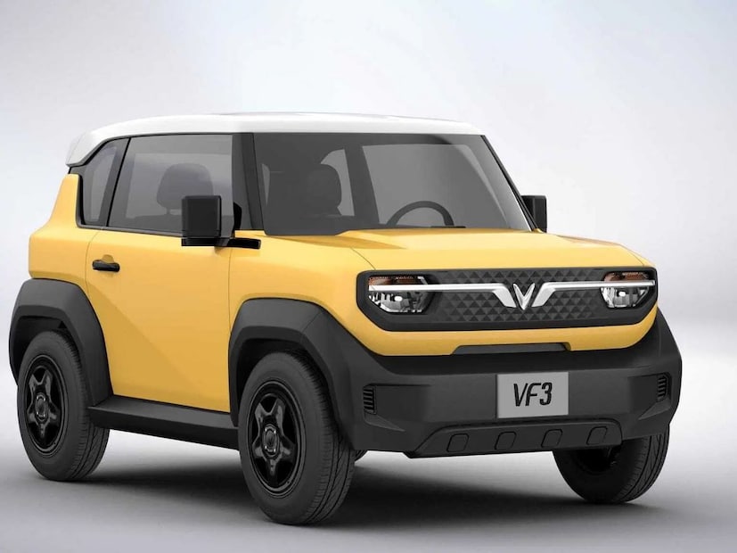  नवीन VinFast VF3 EV या इलेक्ट्रिक कारमध्ये १८.६४ kWh बॅटरी पॅक असेल जी एका चार्जवर २१५ किमी पर्यंतची रेंज देऊ शकते. ते ५.३ सेकंदात ० ते ५० किमी/ताशी वेग वाढवू शकते. ही ४-सीटर इलेक्ट्रिक कार दोन-दरवाज्यांची इलेक्ट्रिक हॅचबॅक आहे, जी शहरातील ड्रायव्हिंग लक्षात घेऊन डिझाइन करण्यात आली आहे. VF3 इलेक्ट्रिक कारच्या पुढील भागात V-आकाराचे ग्रिल आणि क्रोम फिनिश डिझाइन आहे. 