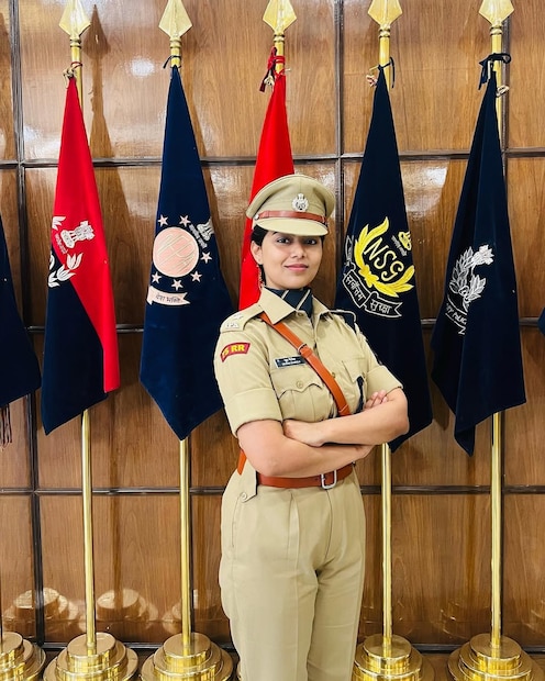 टीना डाबी यांच्यापेक्षाही सुंदर, पण खऱ्या अर्थानं बुद्धिमान- सोशल मीडियावर मुद्रा गैरोला यांच्या सौंदर्याची तुलना IAS टीना डाबी यांच्याशी केली जाते, पण त्यांच्या मेहनती आणि चिकाटीमुळे ती खऱ्या अर्थाने प्रेरणास्रोत ठरते.