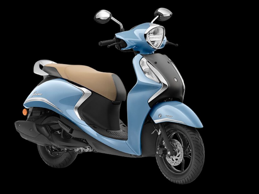 Yamaha Fascino 125 - तरुणींमध्ये सध्या  Yamaha Fascino 125 ही स्कुटर जास्त पसंत केली जात आहे. या स्कुटरची  किंमत 99,969 रुपये ऑन रोड इतकी आहे. या स्कुटरमध्ये 125 सीसी इंजिन दिलं आहे. ही स्कूटर 68.75 kmpl इतका मायलेज देतेय. या स्कूटरचा टॉप स्पीड  90 kmph इतका आहे. या स्कुटरचं वजन कमी आहे, त्यामुळे तरुणी सहज हाताळू शकतात. 
