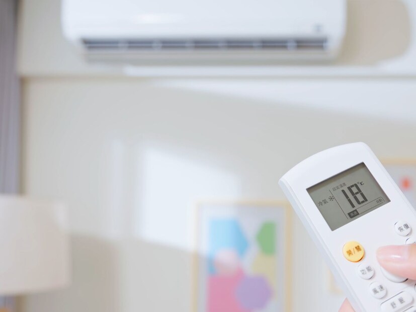 तुम्ही हे उपाय करू शकता : शेवटी, जर तुम्हाला कोणत्याही प्रकारचा धोका नको असेल, तर छतावर किंवा बाल्कनीवर बसवलेल्या बाहेरील युनिटवर शेड बसवा जेणेकरून पाऊस थेट त्यावर पडू नये. तसेच, ही शेड कडक उन्हाळ्यातही काम करेल. कारण शेड बसवल्याने त्यावर थेट सूर्यप्रकाश पडत नाही आणि एसीवर कमी भार पडतो आणि तो लवकर थंडावा देतो.