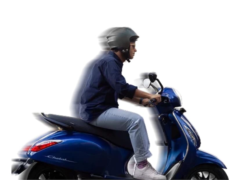 Bajaj ने चेतक 35 सीरीजमध्ये 3 व्हेरिएंट लाँच केले आहे. सगळ्यात स्वस्त व्हेरिएंट Chetak 3503 आहे. या स्कुटरची एक्स शोरुम किंमत 1,09,500 रुपये  आहे. यानंतर Chetak 3502 ची किंमत 1,22,499 रुपये  आहे., तर सर्वात महाग ही Chetak 3501 असून तिची किंमत 1,29,743 रुपये आहे.