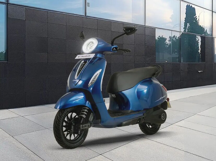 Bajaj Chetak : बजाजने या वर्षी चेतक ३५ नावाच्या मॉडेलने अपडेट केली आहे.  Bajaj ने आपली नवीन Chetak 3503 लाँच केली आहे. चेतकचं हे नवं व्हेरिएंट आहे. बजाजची आतापर्यंतची ही सर्वात स्वस्त अशी स्कुटर ठरली आहे.  ही स्कुटर Chetak 3501 पेक्षा २० हजार रुपयांनी स्वस्त आहे. 