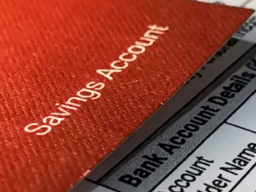 प्रधानमंत्री जनधन योजनेचे फायदे : प्रधानमंत्री जनधन योजना 2014 मध्ये सुरू करण्यात आली. तिचा उद्देश प्रत्येक कुटुंबाला बँकिंग सेवांशी जोडणे होता, विशेषतः जे यापूर्वी कधीही बँकेशी जोडले गेले नव्हते. या योजनेअंतर्गत आतापर्यंत सुमारे ५६ कोटी खाती उघडण्यात आली आहेत. या खात्यांना मोफत रुपे डेबिट कार्ड मिळते, त्यासोबत 2 लाख रुपयांचा अपघात विमा देखील उपलब्ध आहे. याशिवाय, खातेधारकांना लहान कर्ज, पेन्शन आणि विमा यासारख्या सुविधा देखील मिळू शकतात. परंतु या सुविधा टिकवून ठेवण्यासाठी, वेळोवेळी केवायसी अपडेट करणे आवश्यक आहे.