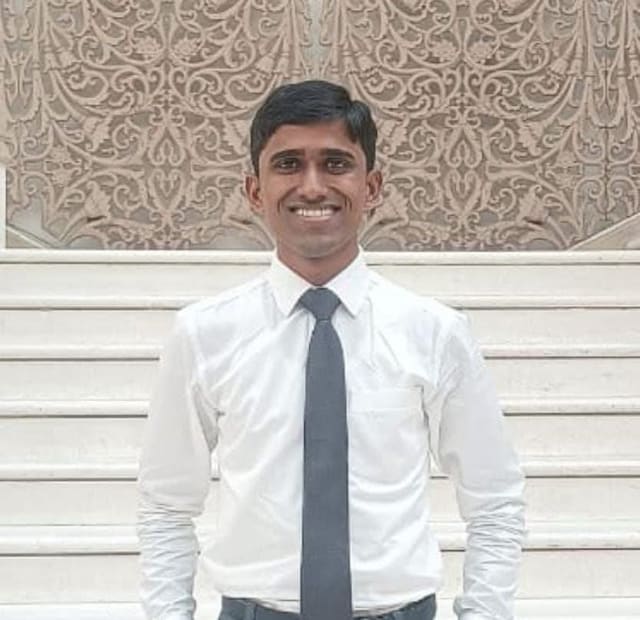 कोल्हापूरच्या मुरुगूड, कागल तालुक्यातून उन्हाने तावलेली जमिन, डोक्यावर आभाळ नसलेलं घर, आणि खडतर परिस्थितीतली एक वाट, या साऱ्यावरून चालत एक मेंढरे राखणारा मुलगा एक दिवस यूपीएससीच्या निकालाच्या यादीत झळकला! हा मुलगा म्हणजे यमे गावातील बिरदेव डोणे. 