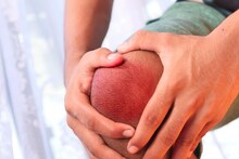 Arthritis : बराच एका जागी बसणं टाळा, हाडं आणि सांध्यांसाठी आहे धोकादायक, अशी घ्या काळजी