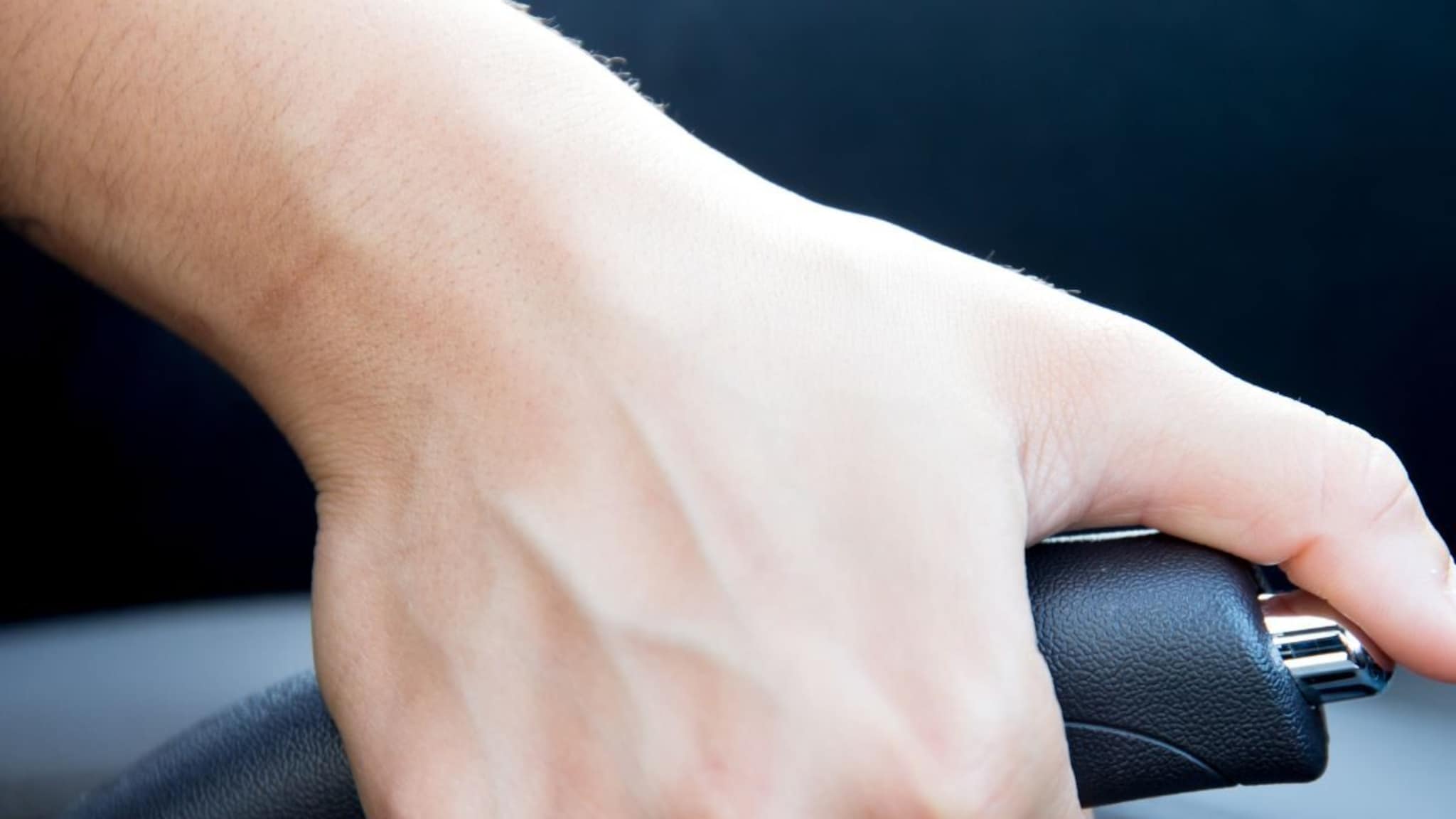 Car Driving : हँड ब्रेकचा योग्य वापर अजूनही अनेकांना माहित नाही, अनेक गाडीमालक करतात अशा चूका