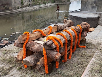 मेलेल्या व्यक्तीच्या तोंडात सोनं का ठेवतात? कारण क्वचित कोणाला माहित असेल