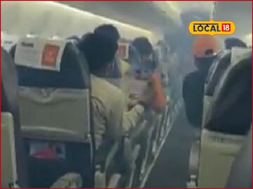 विमानाच्या टॉयलेटमधून निघत होता धूर, क्रू मेंबरने डोकावलं, दोघा तरुणांचं भलतंच कांड, थेट तुरुंगात