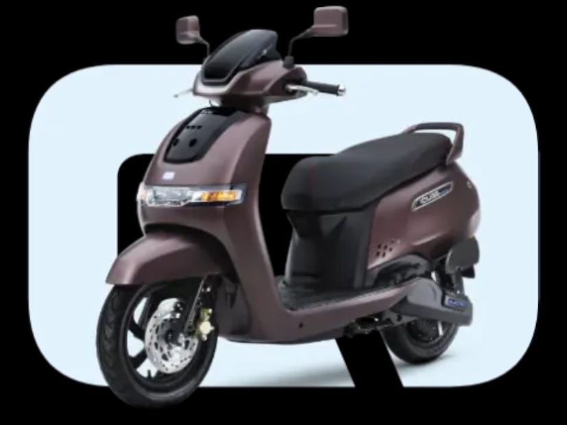 TVS iQube : इलेक्ट्रिक २.२kWh बॅटरी असलेल्या TVS iQube इलेक्ट्रिक स्कूटरची किंमत ८९,९९९ रुपये (एक्स-शोरूम) पासून सुरू होते. एकदा पूर्ण चार्ज केल्यावर ७५ किमी चालते. तर ०-८०% चार्जिंग वेळ २ तास ४५ मिनिटे आहे. ही स्कुटरसाठी तीन रंगांमध्ये उपलब्ध आहे - पर्ल व्हाइट, वॉलनट ब्राउन आणि टायटॅनियम ग्रे ग्लॉसी.