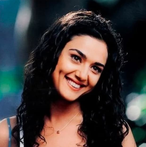 एका हसऱ्या चेहऱ्याने 90 च्या दशकात बॉलीवूडमध्ये पदार्पण केलं आणि लगेचच प्रेक्षकांच्या मनात घर केलं. 'दिल से' मधील तिचं छोटंसं पण लक्षवेधी पात्र असो, किंवा मग 'क्या कहना', 'कोई मिल गया', 'वीर-ज़ारा' सारख्या सुपरहिट चित्रपटांतील तिच्या भूमिका - प्रत्येक वेळी तिने आपली वेगळी ओळख निर्माण केली. 90s ची ही क्यूट आणि बबली अभिनेत्री आहे प्रीती झिंटा!