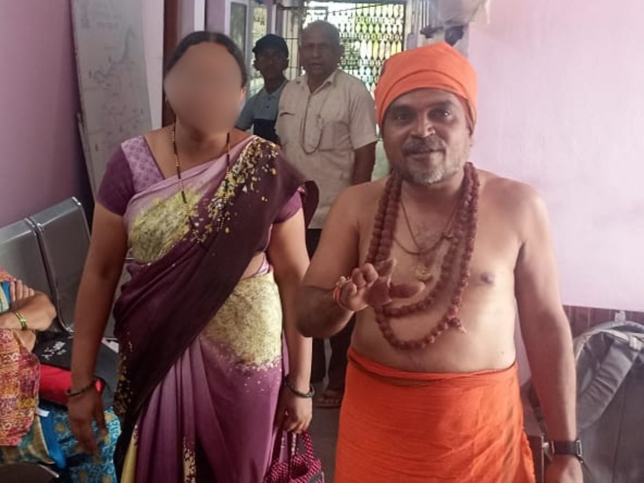 साधू बनण्याच्या विचाराने झपाटलं, जळगावात शिक्षकानं पत्नीसोबत केलं न शोभणारं कांड