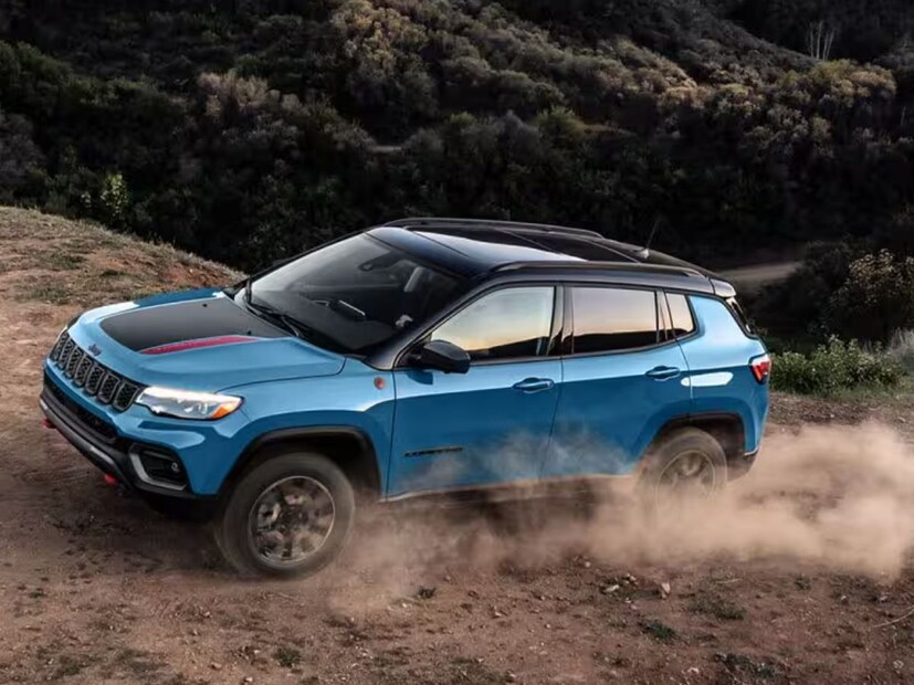 नव्या  Jeep Compass मध्ये रुंद व्हील आर्च, फ्लोटिंग रूफ इफेक्ट, मागे LED लायटिंग एलिमेंटसह शार्प रॅम्प अराउंड टेल लॅम्प दिले आहे. लांबीमध्ये नवीन  Compass मॉडल सध्याच्या एसयूव्हीपेक्षा मोठी असण्याची शक्यता आहे. या Jeep Compass इंटिरिअरमध्ये अनेक बदल कण्यात आले आहे.  त्याचबरोबर इंफोटेनमेंट सिस्टममध्ये सुद्धा स्क्रीन दिली आहे. 