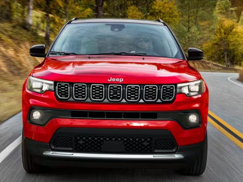 नवीन Jeep Compass चं इंजिनमध्ये काही बदल केले आहे काय याबद्दल अद्याप माहिती समोर आली नाही.  पण अशी माहिती मिळालीये की,  2.0L लिटर पेट्रोल/डिझल इंजिन असण्याची शक्यता आहे. 