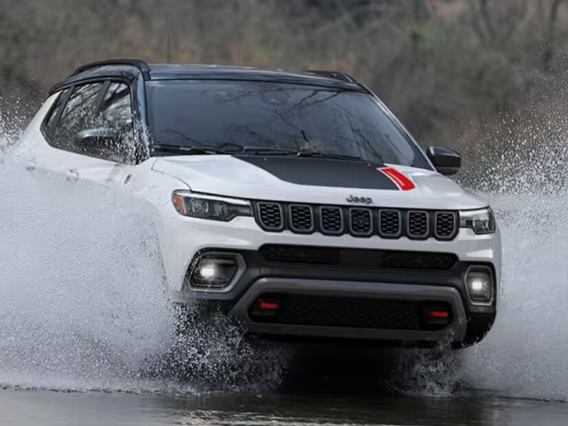  नेक्स्ट जनरेशन Jeep Compass च्या नव्या डिझाइनमध्ये रॅक्टेंगुलर शेप आणि हेडलॅम्प दिसत आहे. यामध्ये स्लेटेड ग्रिल दिली आहे. आधीच्या एसयूव्ही सारखीची डिझाइन दिली आहे. या एसयूव्हीची साइड प्रोफाइल जास्त पॉलिश लुक आणि व्हील आर्चवरही काही बदल केले आहे, त्यामुळे ही एसयूव्ही एक प्रीमियम दिसत आहे.