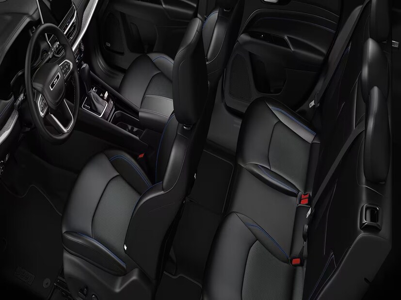 SUV सेगमेंटमध्ये Jeep Compass ही एक बेस्ट पर्याय आहे.  जीपने Jeep Compass च्या डिझाइनबद्दल काही फोटो समोर आणले होते. यामध्ये संपूर्ण एसयूव्हीची डिझाइन बदलण्यात आली आहे.