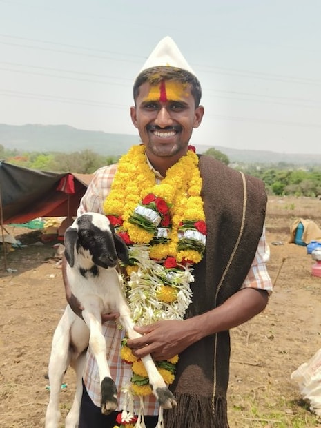 कागल तालुक्यातील यमगे गावाचा मेंढपाळाचा मुलगा बिरदेव सिद्धाप्पा डोणे याने यशाचा इतिहास घडवला आहे! केंद्रीय लोकसेवा आयोगाच्या परीक्षेत देशात ५५१ वी रँक मिळवून बिरदेवने संघर्ष, चिकाटी आणि मेहनतीचं उत्तम उदाहरण घालून दिलं आहे.