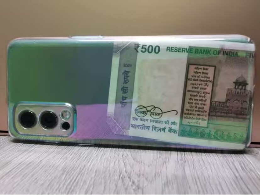 स्फोट टाळण्यासाठी काय करावे? : मोबाईल कव्हर घातल्याने फोनमध्ये जास्त उष्णता निर्माण होते, म्हणून जर तुम्हाला कव्हर घालायचे असेल तर पातळ कव्हर वापरा. याशिवाय, मोबाईल कव्हरमध्ये कागद, नोट्स किंवा कार्ड यासारख्या वस्तू ठेवू नका. तुम्ही तुमच्या फोनसाठी जाड मोबाईल कव्हर खरेदी करत असाल तर लक्षात ठेवा की चार्जिंग करताना किंवा गेम खेळताना तुम्ही कव्हर काढून टाकावे कारण या दोन्ही प्रकरणांमध्ये फोनमध्ये जास्त उष्णता निर्माण होऊ शकते आणि जाड कव्हर मधला अडथळा बनू शकते.