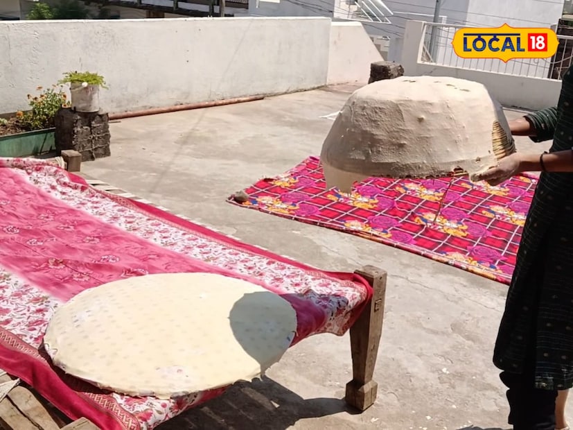 पापडा दोन ते तीन दिवस वाळवून घ्यायचा आहे. वाळवून घेतल्यानंतर पापडा बारीक करून डब्यात भरता येईल. अशा प्रकारे तुम्ही वर्षभर साठवून ठेवण्यासाठी पापडा बनवू शकता.