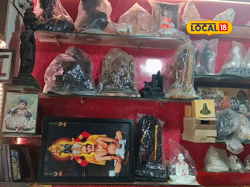 सध्या लग्नसराईमध्ये राधा-कृष्ण फ्रेम गिफ्ट देण्याचा ट्रेंड सुरू आहे. त्यानुसार 250 रुपयांपासून फ्रेम आमच्याकडे उपलब्ध आहेत. तुम्हाला बनवून पाहिजे असल्यास त्या सुद्धा आम्ही उपलब्ध करून देतो. ग्राहकांच्या पसंती आणि मताप्रमाणे आम्ही फ्रेम पुरवतो. त्यात सुद्धा वेगवेगळ्या क्वालिटी आहेत. 250 रुपयांपासून ते 20 हजारपर्यंत फ्रेम आहेत. साईज आणि क्वालिटीनुसार प्राईस वाढत जाते.