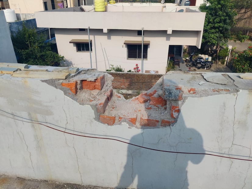एका मोठ्या स्फोटचा आवाज आला आणि आवाज येताच सर्व लोक घाबरून घराबाहेर पडले. लेआऊटमधील स्थानिक नागरिक अमय बसेश्वर यांचा घरावर धातूचा तुकड पडल्यानं छतावरील भिंतीचा भागही तुटला.